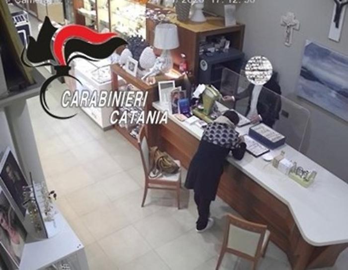 Ladra seriale di gioielli segna l'ennesimo colpo in un negozio ma questa volta i carabinieri la beccano