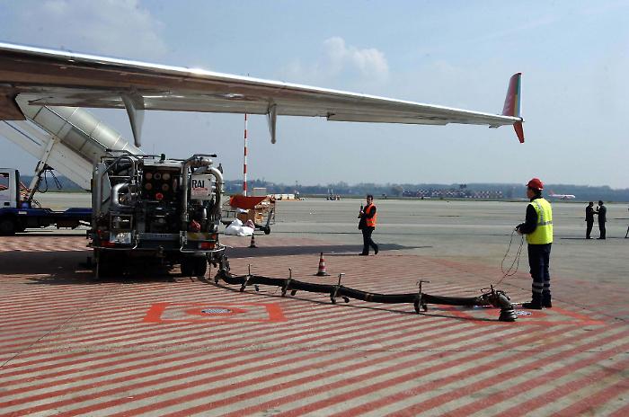 Scattano le prime restrizioni per i carburanti per gli aerei: ecco in quali aeroporti