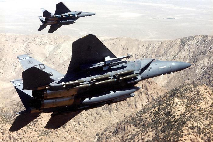 E' caccia al pilota dell'F-15: l'Iran offre oltre 60 mila dollari mentre gli Usa mobilitano Black Hawk e paracadutisti