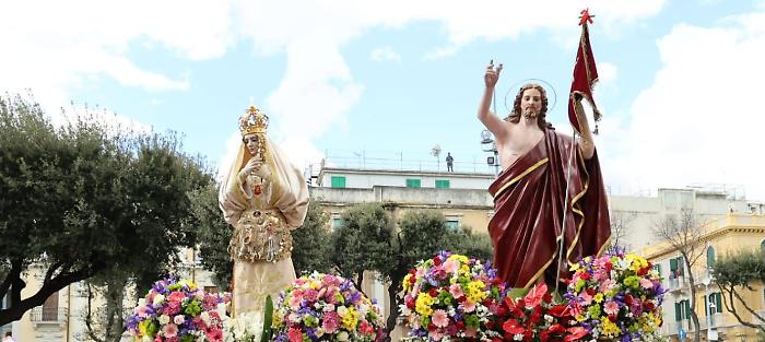 Dal manto nero all'abito di festa: la tradizione degli Spampanati