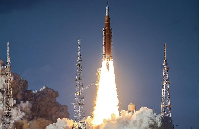 Artemis II, toilette spaziale bloccata da urina congelata: risolta con una rotazione verso il Sole