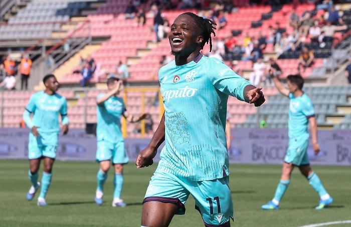 Bologna espugna Cremona 2-1: Joao Mario e Rowe decidono, finale infuocato con due espulsioni