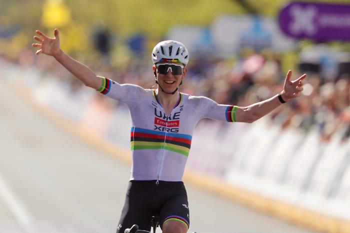 Pogacar, il Fiandre come un regno: terza corona a Oudenaarde, e il pav&eacute; si arrende ancora