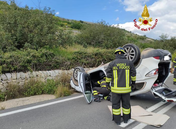 Incidente stradale in contrada Pozzillo (Ragusa), si capovolge con l'auto: ferito un 60enne