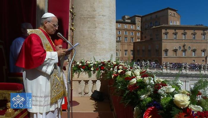 L'appello di Leone XIV dalla loggia delle benedizioni: &laquo;Chi ha in mano le armi le deponga&raquo;. Indetta la veglia della pace