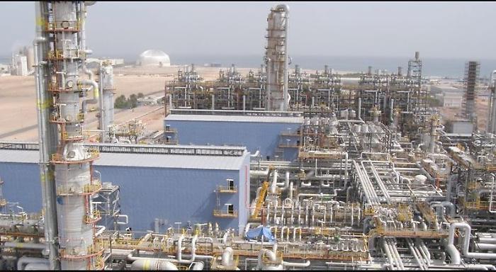 Incendi al polo petrolchimico di Borouge dopo intercettazioni di attacchi iraniani: Abu Dhabi al lavoro