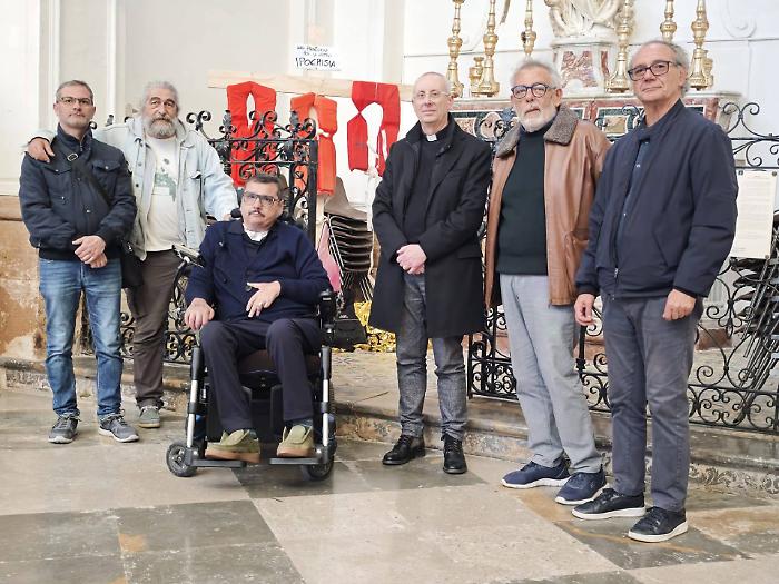 Croce di giubbotti salvagente a Marsala: una preghiera per la nostra ipocrisia