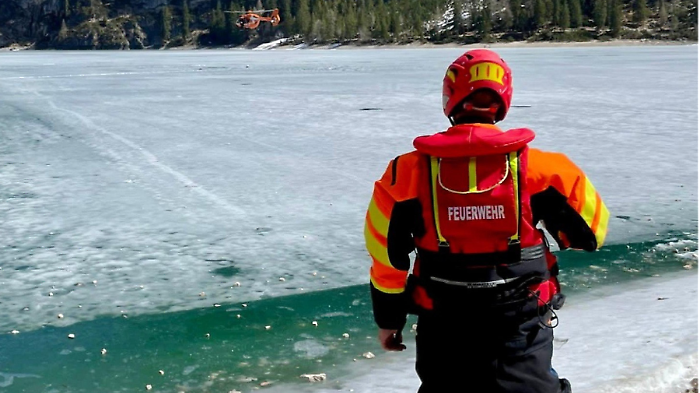 Cento persone sul ghiaccio che stava gi&agrave; cedendo, 5 finiscono  in acqua, salvate dai passanti. &laquo;Una follia&raquo;