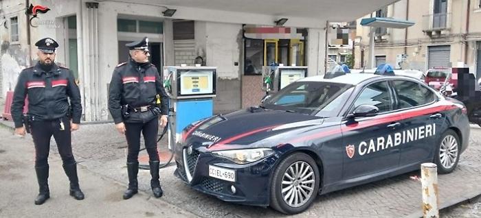 Rapina con coltello al gestore di un distributore di benzina di Patern&ograve;: due arresti, recuperata parte del bottino
