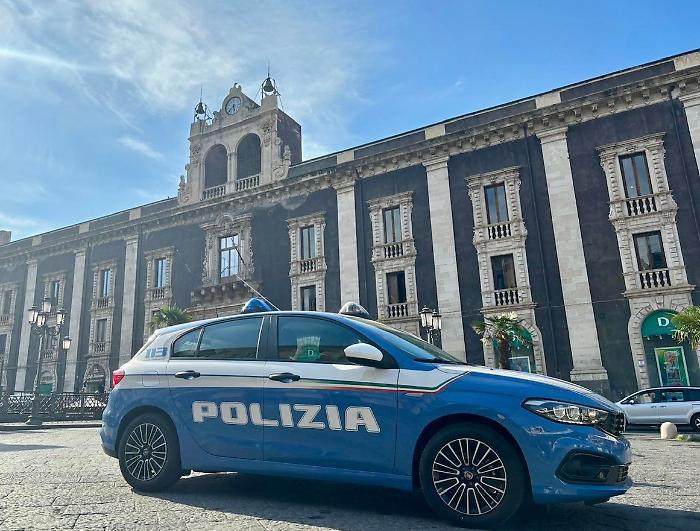 Investe un agente della municipale mentre guida, senza casco e senza patente, un motorino senza assicurazione: arrestato