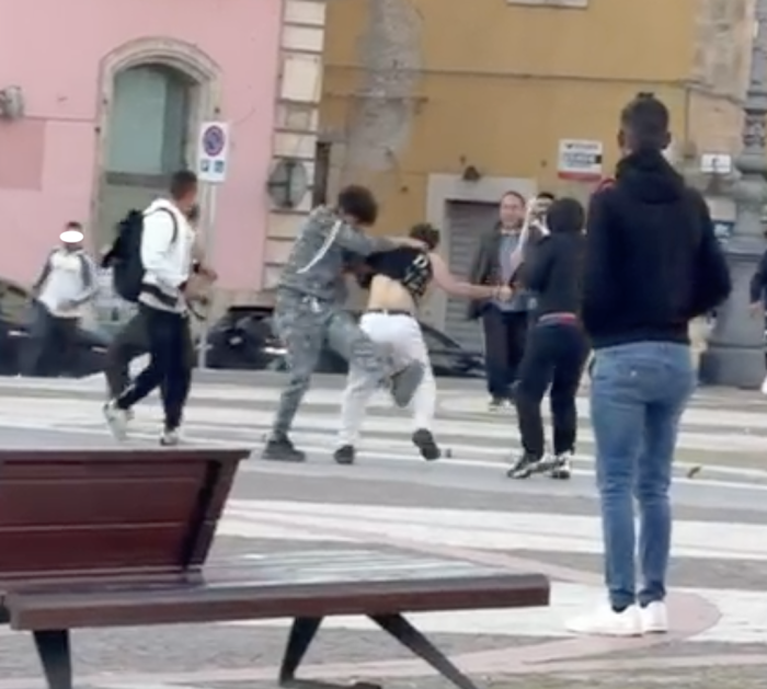 Rissa nel pomeriggio di Pasquetta: tensione in piazza del Popolo a Vittoria