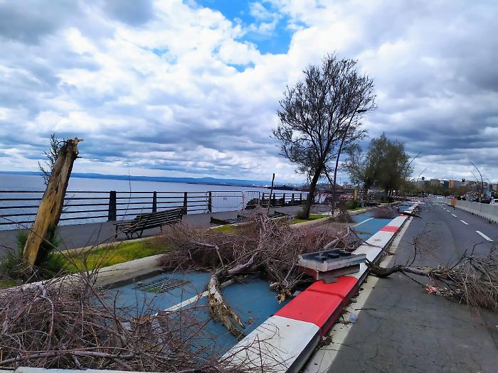 Lungomare catanese ferito da Henry: piazzale Franco Battiato tra detriti e silenzio