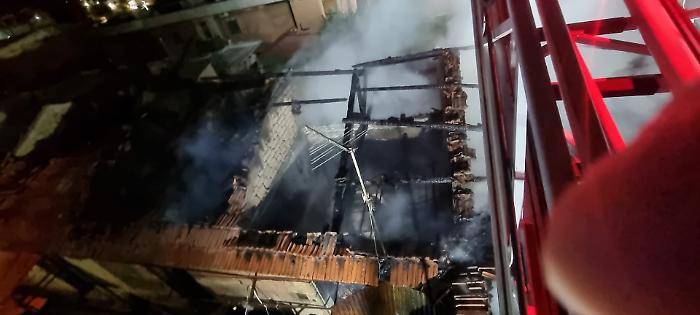 A fuoco le baracche del rione Taormina