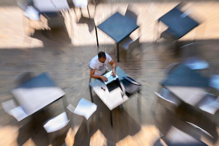 Smart working, dal 7 aprile scattano le sanzioni: multa fino a 7.400 euro se non informi i dipendenti sui rischi