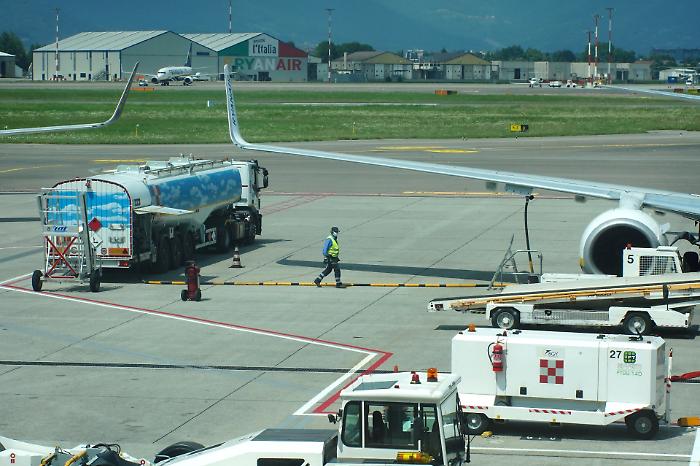 Aerei, l'Enac frena sull'allarme crisi carburante ma per Ryanair "rischi seri se Hormuz resta chiuso"