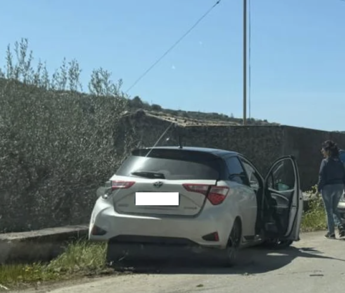 Modica, perde il controllo dell'auto e sbatte contro un muro