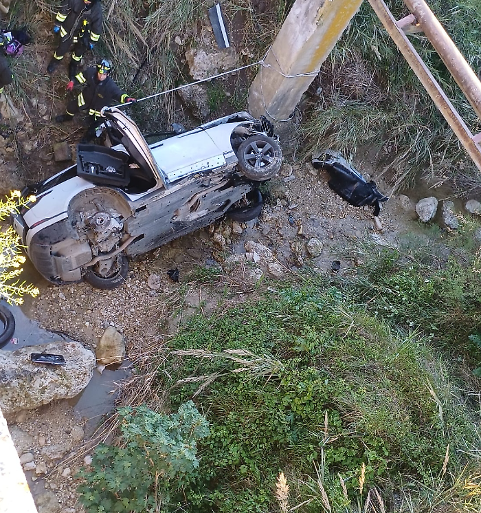 Range Rover precipita per 8-10 metri in scarpata sulla Sp 196: 47enne estratto e portato in eliambulanza