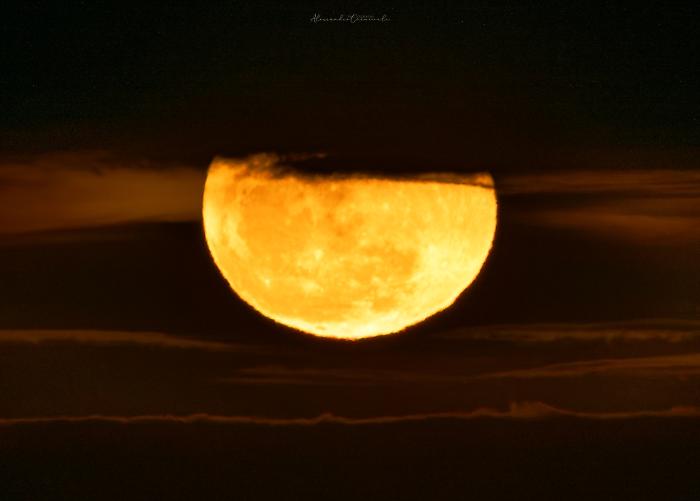 La Luna piena veglia sul Faro Massolivieri