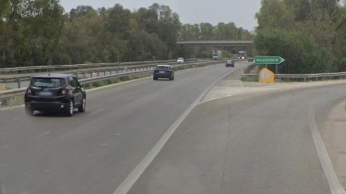 Esce dalla sua auto cappottata, muore travolto da vettura sull'A29