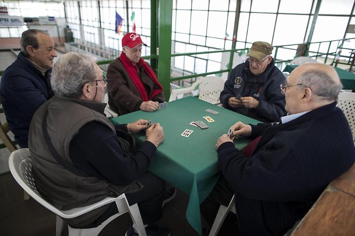 Viviamo fino a 84 anni ma stiamo bene solo fino a 58: l'Italia non pu&ograve; pi&ugrave; permettersi di invecchiare cos&igrave;