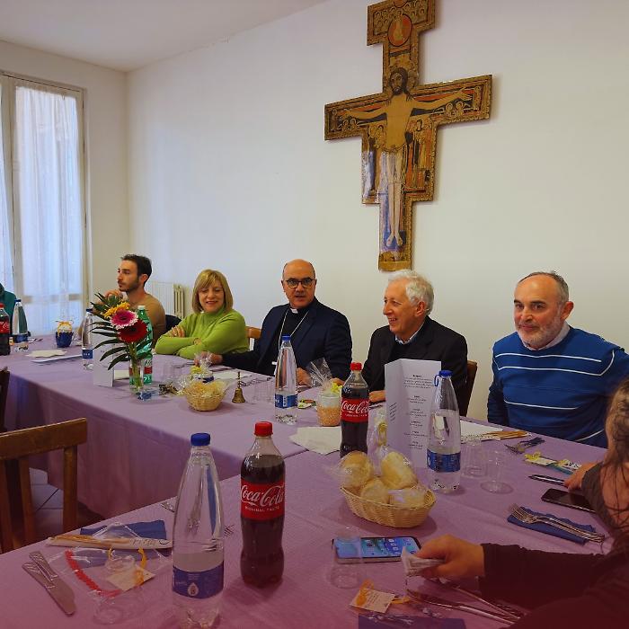 Il pranzo di Pasqua con gli ultimi