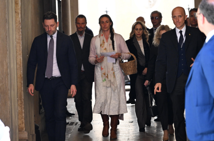 Famiglia nel bosco, l'allarme dei periti di parte: &laquo;I bambini soffrono&raquo;