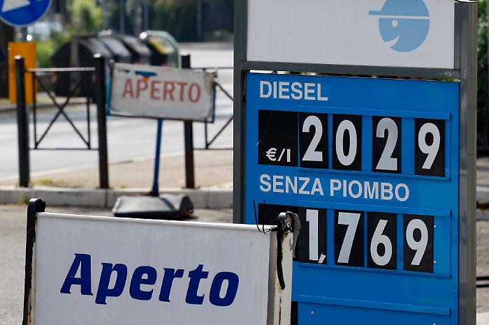 Carburanti annacquati a Roma: scatta la maxi operazione della Guardia di Finanza