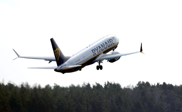 Ryanair ridisegna la mappa dei cieli europei: meno rotte, pi&ugrave; costi, e per i viaggiatori il 2026 si apre con molte domande