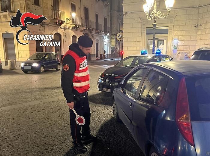 Fermato in centro con cocaina e contanti: 41enne denunciato a Patern&ograve;