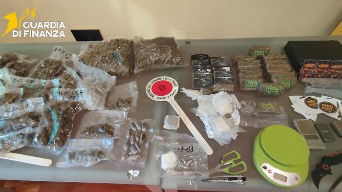 Caltanissetta, maxi blitz Guardia di Finanza: smantellato laboratorio droga da Napoli con 2 milioni di euro illeciti e 500 clienti identificati in tutta Italia