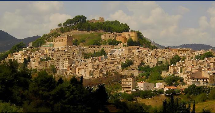 Nel trapanese la festa, la lotteria e l'indignazione degli animalisti che alzano i toni. La risposta: &laquo;Ci sono le leggi e le rispettiamo&raquo;