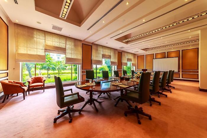 La diplomazia dei corridoi: come Usa e Iran "trattano" a Islamabad senza mai parlarsi n&eacute; guardarsi 