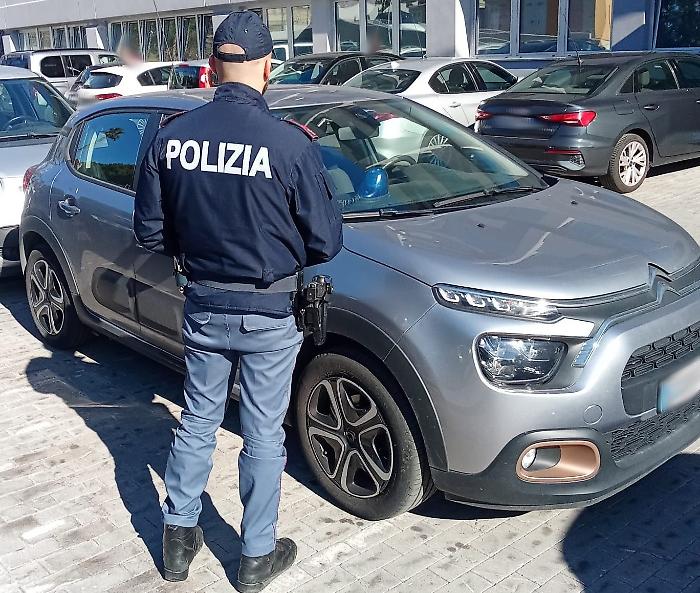 In giro con il lampeggiante sull'auto: cos&igrave; un pregiudicato voleva eludere i controlli 