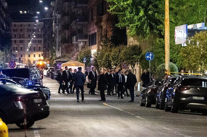 Il fuoriprogramma in via del Corso a Roma per il presidente della Francia Macron