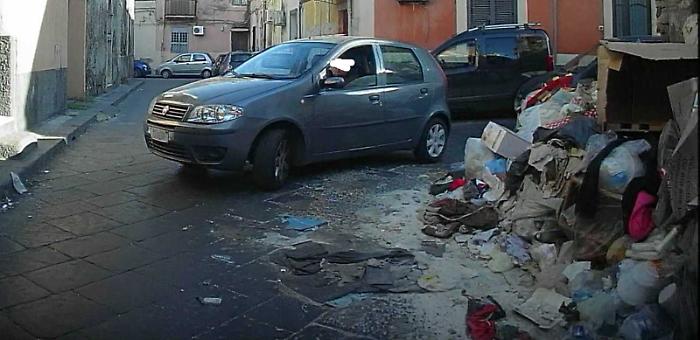 Catania. Montagna di rifiuti in via Anastasio-via Giudice