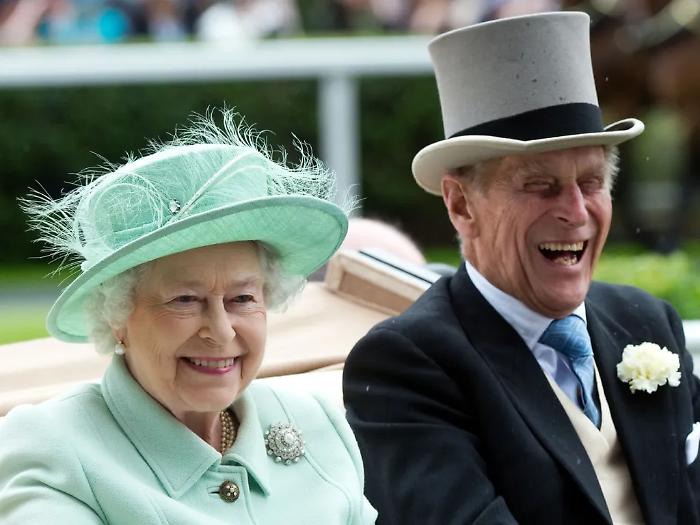 La Regina Elisabetta e il Principe Filippo separati nel giorno della morte: le rivelazioni di un libro che nel Regno Unito fa discutere