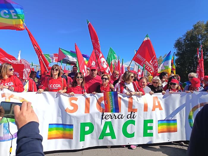 Sigonella, corteo per la pace: &laquo;Questa base &egrave; pienamente operativa&raquo;. Accuse alla Regione di finanziare &laquo;un'economia di guerra&raquo;