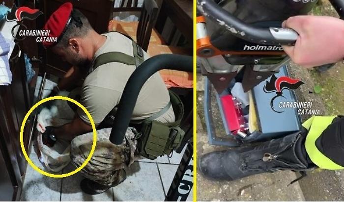 Cassaforte aperta dai Vigili del fuoco svela cocaina, crack e 30 grammi di marijuana: arrestato un 26enne