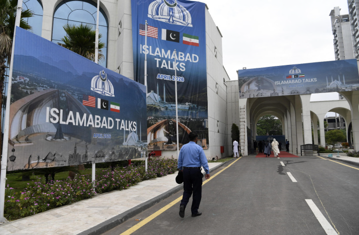 Washington e Teheran trattano a Islamabad, ma il vero ago della bilancia resta in mare