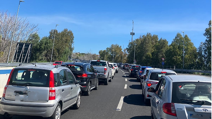 Catania, nuova mattinata di file sul viale Mediterraneo: lavori mandano in tilt il traffico