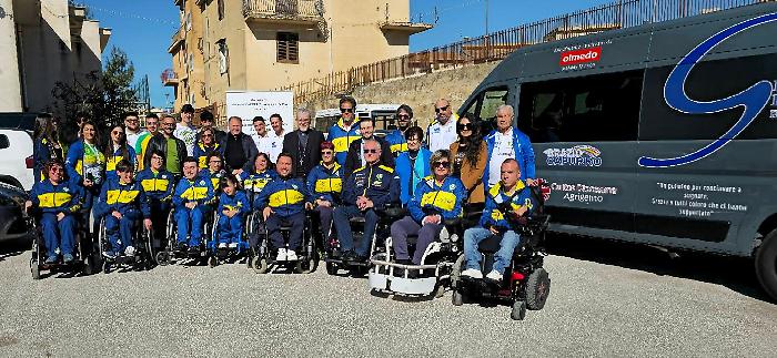 Leoni Sicani, il ruggito della solidariet&agrave;: inaugurato il nuovo pulmino per la Serie A2