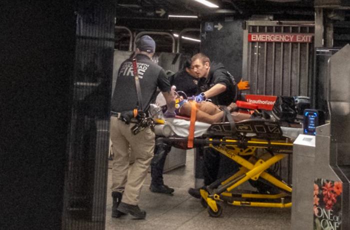 Sangue sulla metropolitana di New York: colpi di machete sui passeggeri, ucciso l'assalitore