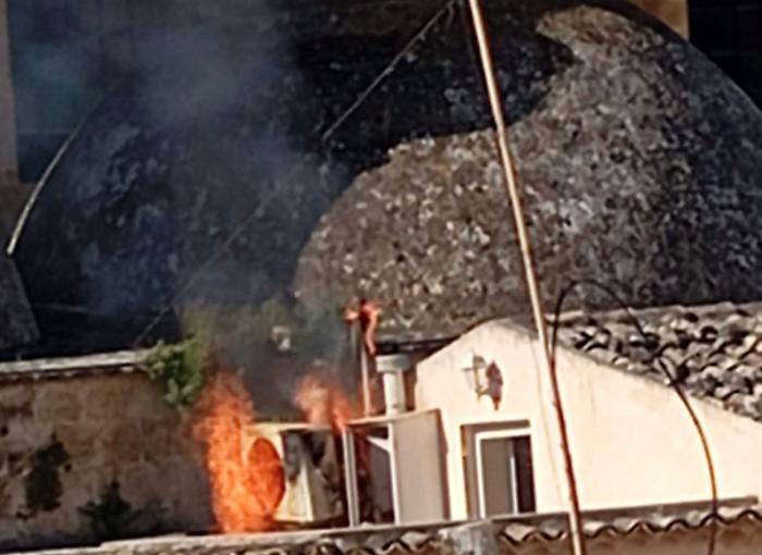 Scicli, eroe per caso doma incendio in centro storico