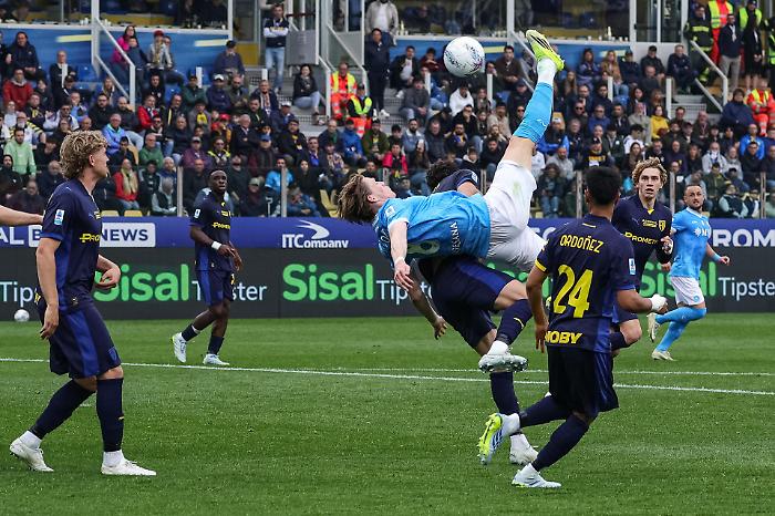Parma-Napoli 1-1, il pari che pesa pi&ugrave; di un punto: Strefezza fulmina subito gli azzurri, McTominay evita il crollo ma la rincorsa scudetto rallenta