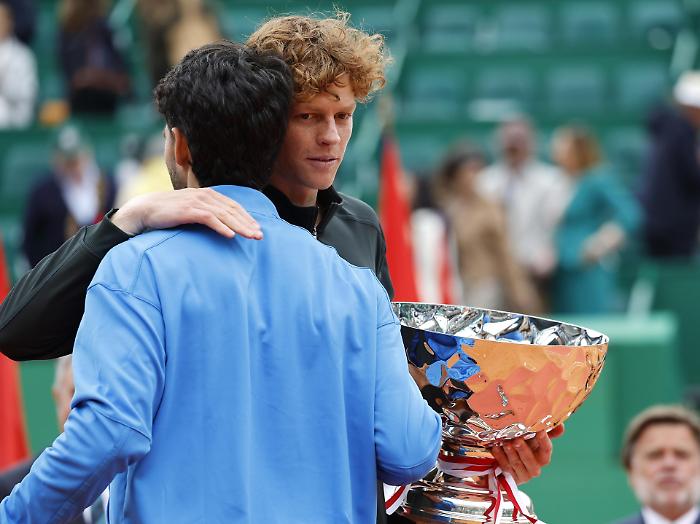 Sinner: &laquo;La classifica Atp &egrave; secondaria&raquo;. Ma Alcaraz si inchina: &laquo;Impressionante, solo Djokovic aveva fatto questo&raquo;