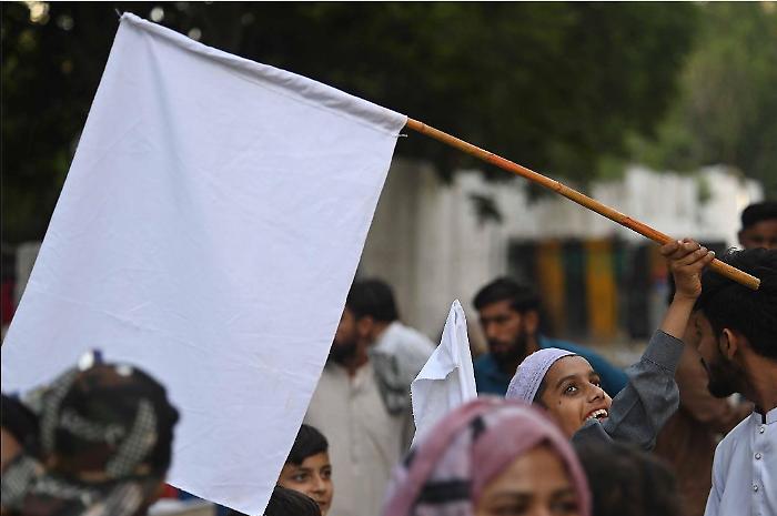 Teheran pronta a un'intesa equilibrata se Washington rispetta il diritto internazionale; il tycoon rilancia minacce e i negoziati restano in stallo