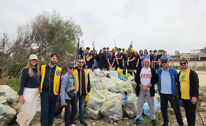 Esercito di volontari pulisce le spiagge: trovati frigoriferi e pneumatici sulla sabbia. Rimosse 4 tonnellate di rifiuti