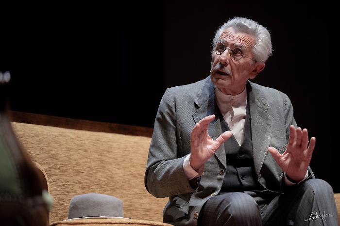 Il piacere dell'onest&agrave;: Pippo Pattavina smaschera le ipocrisie della borghesia