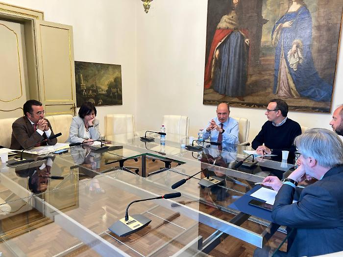 Rincaro carburanti mette in crisi la navigazione: interventi urgenti per i traghetti nello Stretto di Messina