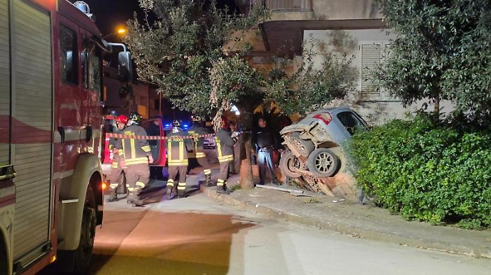 Pauroso schianto nella notte: auto abbatte un palo e vola nella scarpata